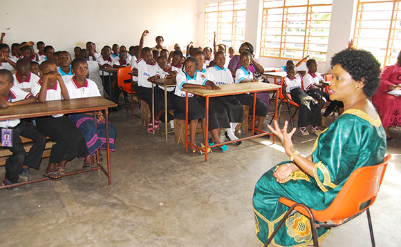 Nnaabagereka Sylvia Nagginda bwe yali ayogerako eri abayizi abeetaba mu Kisaakaate omwaka oguwedde Nnaabagereka Sylvia Nagginda bwe yali ayogerako eri abayizi abeetaba mu Kisaakaate omwaka oguwedde