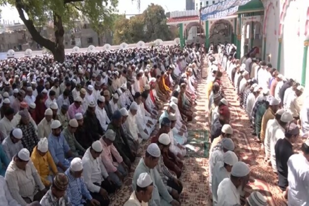 MP: Hundreds offer Eid namaz at Sadar Bazaar Eidgah in Indore