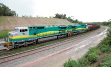 Trem de minério da Vale na EFC