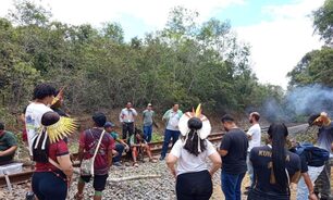 Indígenas bloqueiam trecho da EFVM