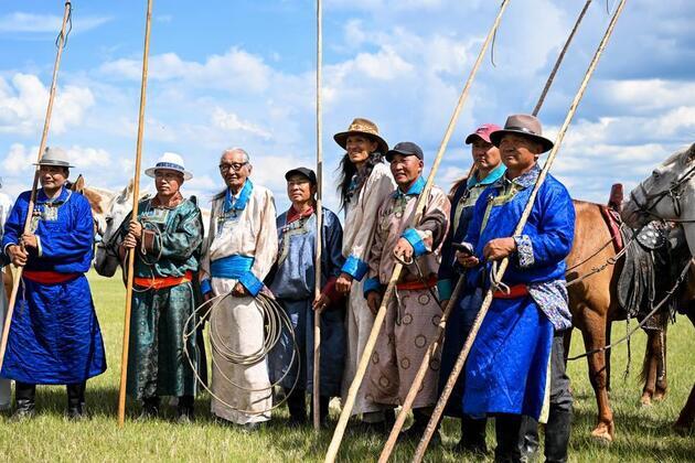American family finds horseback bonds on Chinese grasslands
