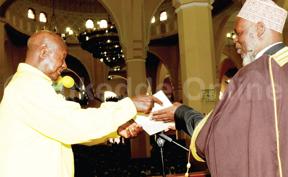 Pulezidenti Museveni ng’akwasa Mufti Sheikh Ramathan Mubajje ekyapa ky’omuzikiti gwa William ogusangibwa ku Plot 30. Baabadde mu kusaala Juma e Kampalamukadde eggulo. Ekyapa kye kimu yakiraze n’ab’e Kibuli be yasisinkanye e Naggalama. Pulezidenti Museveni ng’akwasa Mufti Sheikh Ramathan Mubajje ekyapa ky’omuzikiti gwa William ogusangibwa ku Plot 30. Baabadde mu kusaala Juma e Kampalamukadde eggulo. Ekyapa kye kimu yakiraze n’ab’e Kibuli be yasisinkanye e Naggalama.