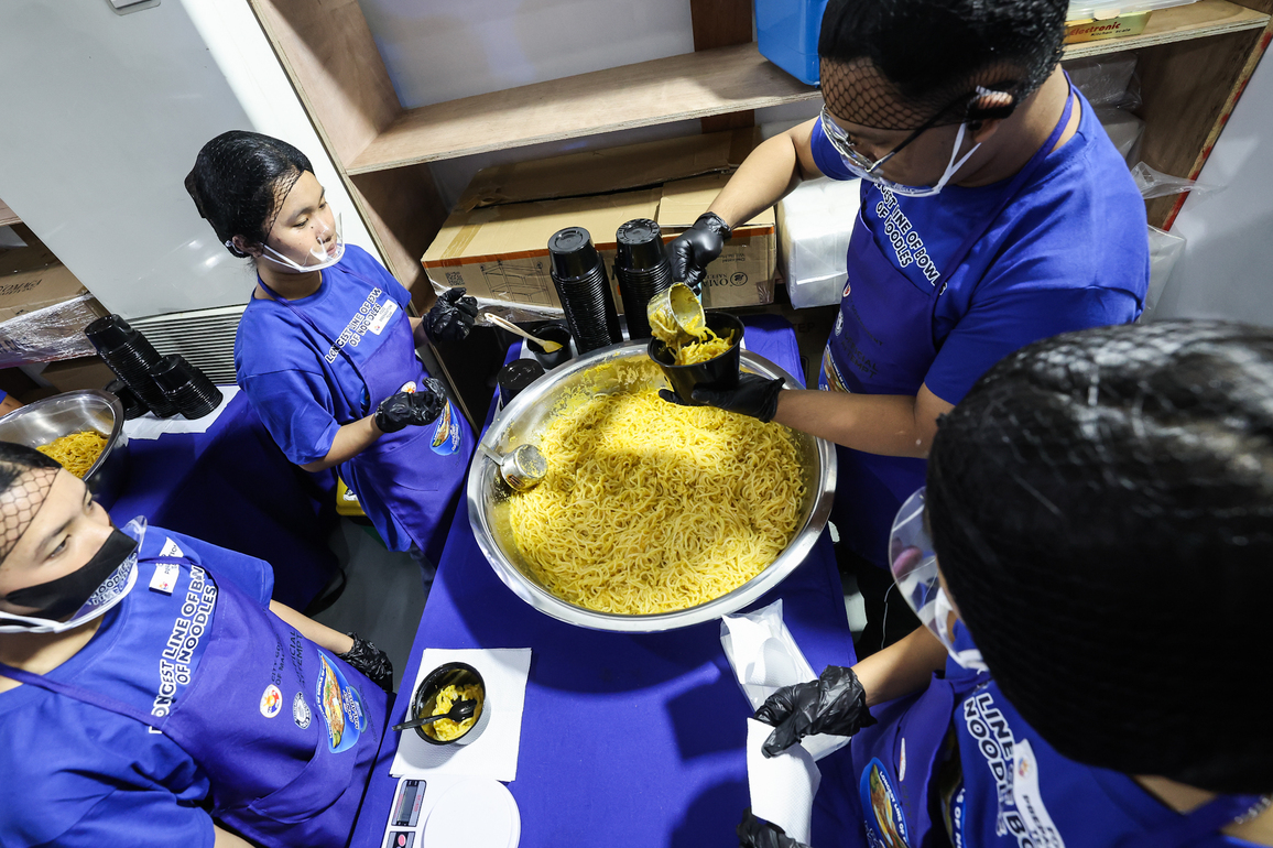 PHILIPPINES-MALABON CITY-GUINNESS WORLD RECORD-LONGEST LINES OF BOWLS OF NOODLES