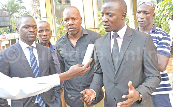 Muhangi (owookubiri ku ku ddyo) ng'ayogera wabweru wa kkooti. Addiriddwa Godfrey Nyakana, Kyakuwa owa Kalinabiri Boxing Club ne Phillip Munaabi munnamateeka wa Muhangi. Ku ddyo ye Zebra Senyange. Muhangi (owookubiri ku ku ddyo) ng'ayogera wabweru wa kkooti. Addiriddwa Godfrey Nyakana, Kyakuwa owa Kalinabiri Boxing Club ne Phillip Munaabi munnamateeka wa Muhangi. Ku ddyo ye Zebra Senyange.