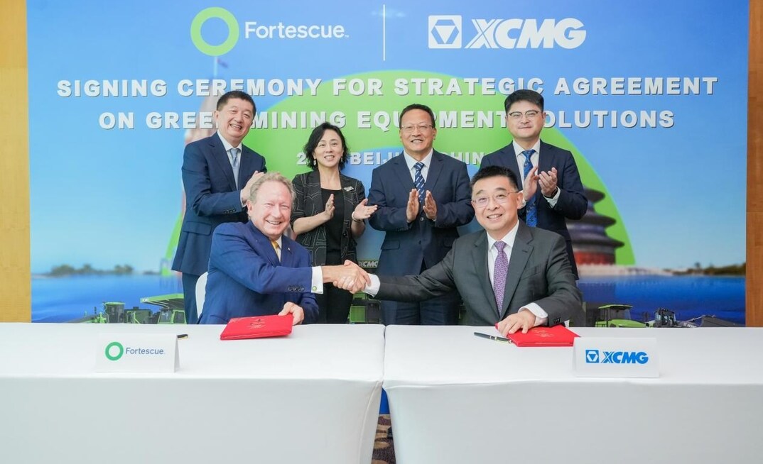 Fortescue's chairman Andrew Forrest signs the XCMG deal in New York
