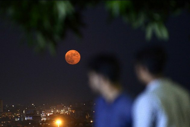 Asia Album: Full moon seen in eastern Pakistan&#039;s Rawalpindi