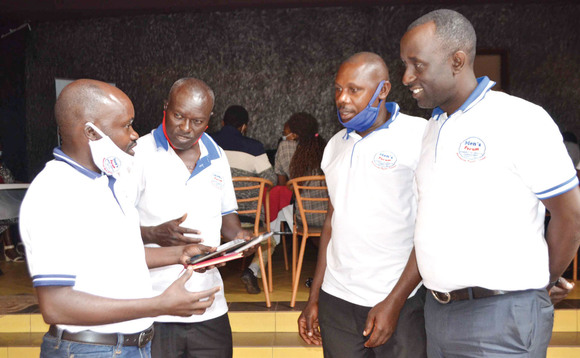Lauben Muhabuzi (ku kkono) ng’ayogerako n’abamu ku basajja ku mukolo gwabwe. Lauben Muhabuzi (ku kkono) ng’ayogerako n’abamu ku basajja ku mukolo gwabwe.