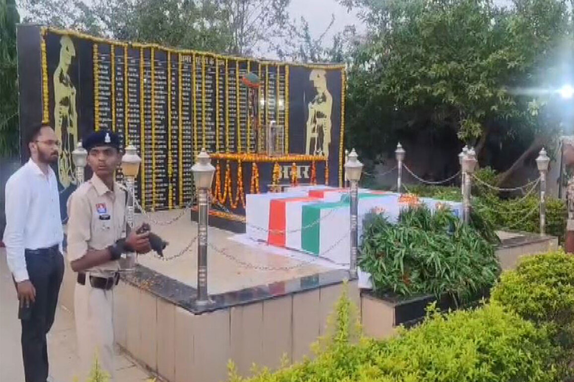 Chhattisgarh: Wreath-laying ceremony held in Narayanpur for four security personnel killed in IED blast