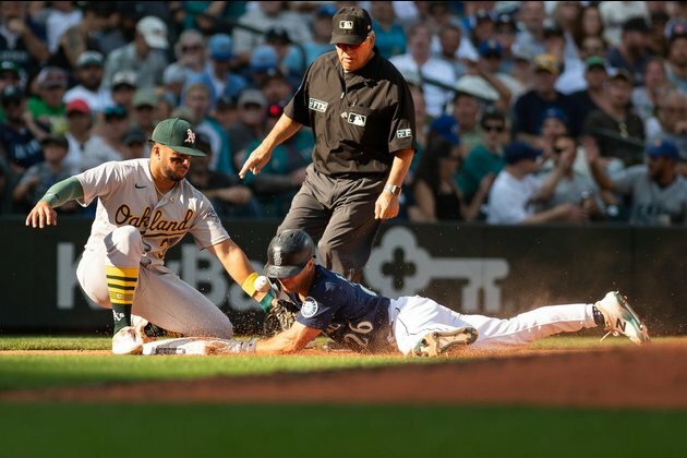 Mariners drop A's for fourth straight win