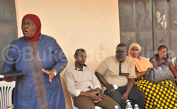 Minisita Mukwaya ng'ayogera eri abakulembeze ne bammemba b'ekibiina ky'abakyala ekya Ffenna lye kkubo e Kyampisi. (EKif. Henry Nsubuga) Minisita Mukwaya ng'ayogera eri abakulembeze ne bammemba b'ekibiina ky'abakyala ekya Ffenna lye kkubo e Kyampisi. (EKif. Henry Nsubuga)