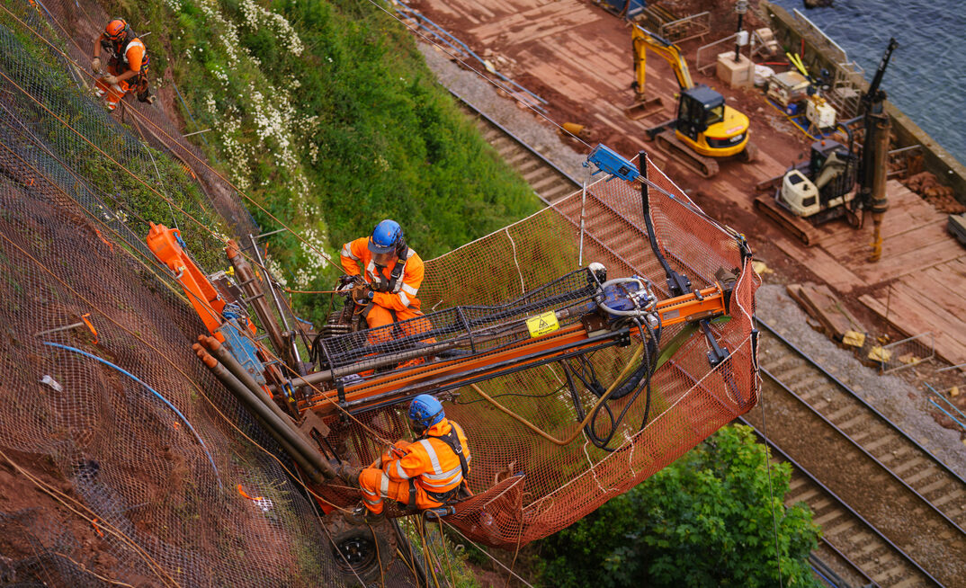 The experienced team from CAN kept disruptions to the live rail service to a minimum while installing rockfall netting above the railway line