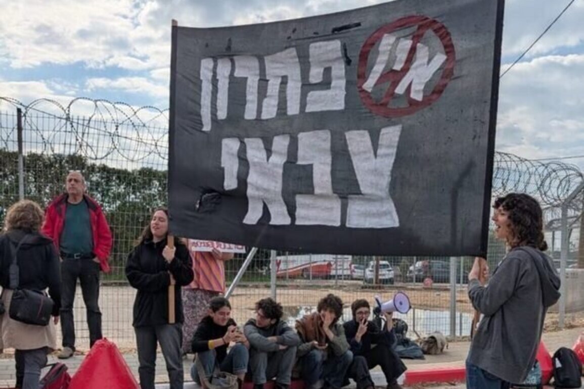 Israel, protesters from Mesarvot Network chant in solidarity with refusers Yuval Peleg and A'