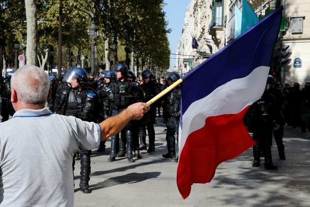 More than 100 Arrested in Paris &#039;Yellow Vest&#039; Protests