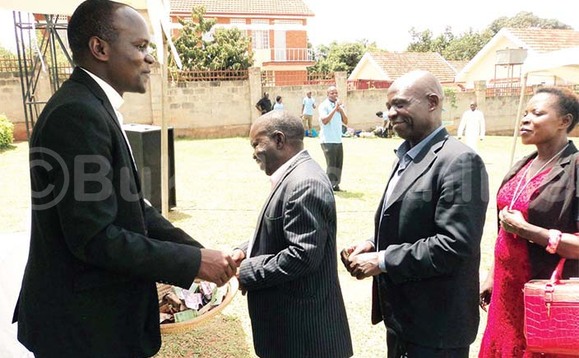 Fr. Kinsambwe ( ku kkono) nga basonda ssente z’Eklezia. Fr. Kinsambwe ( ku kkono) nga basonda ssente z’Eklezia.