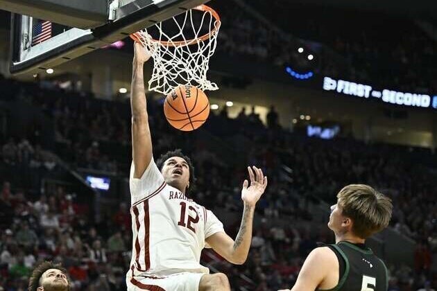 Dunk party fuels No. 4 Arkansas' one-sided win over Hawaii