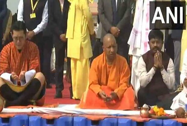 Bhutan King, UP CM Yogi Adityanath offer prayers at Triveni Sangam in Prayagraj