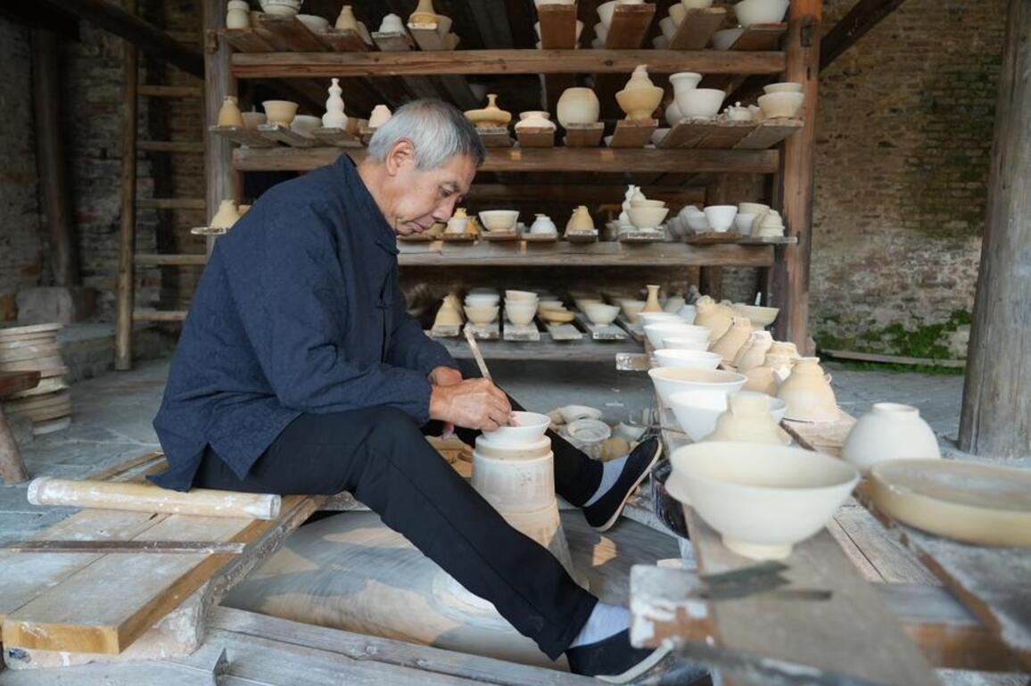 China's "porcelain capital" goes global with creative new designs