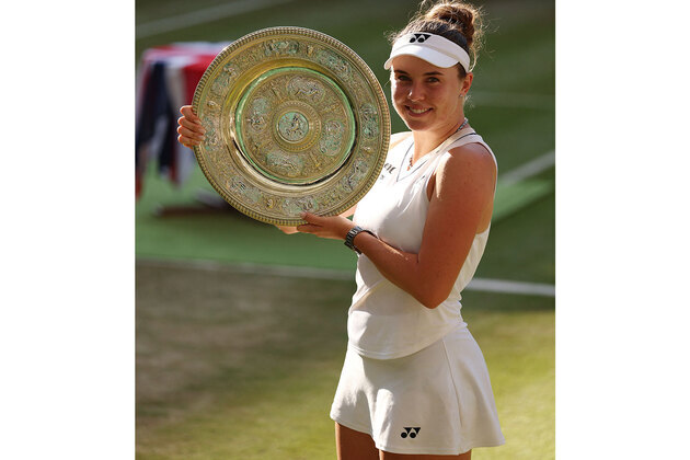 Linda Noskova wins first Grand Slam, lifts Wimbledon women's singles title