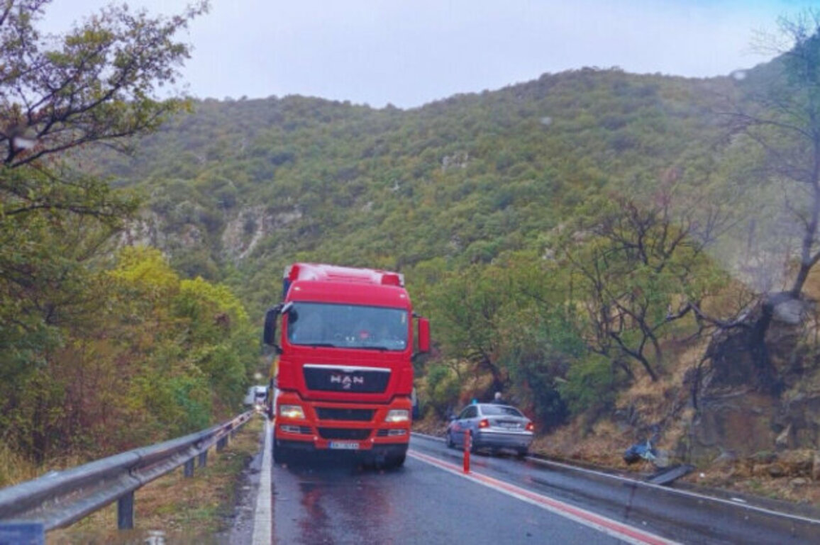 Woman Dies and Four Injured in Kresna Gorge Minibus-Truck Collision