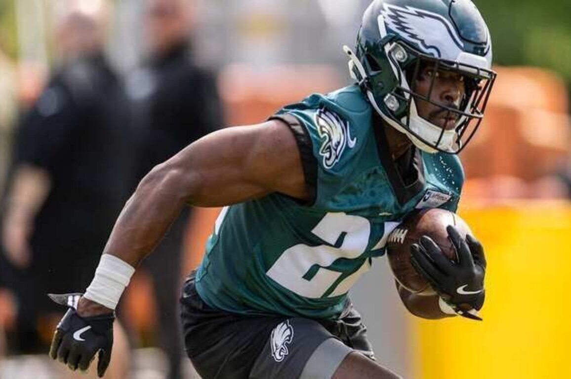 Eagles sign RB Elijah Mitchell