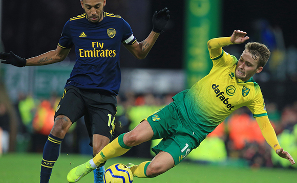 Tom Trybull owa Norwich (ku ddyo) ng'alemesa Aubameyang okuyisaawo omupiira. Tom Trybull owa Norwich (ku ddyo) ng'alemesa Aubameyang okuyisaawo omupiira.