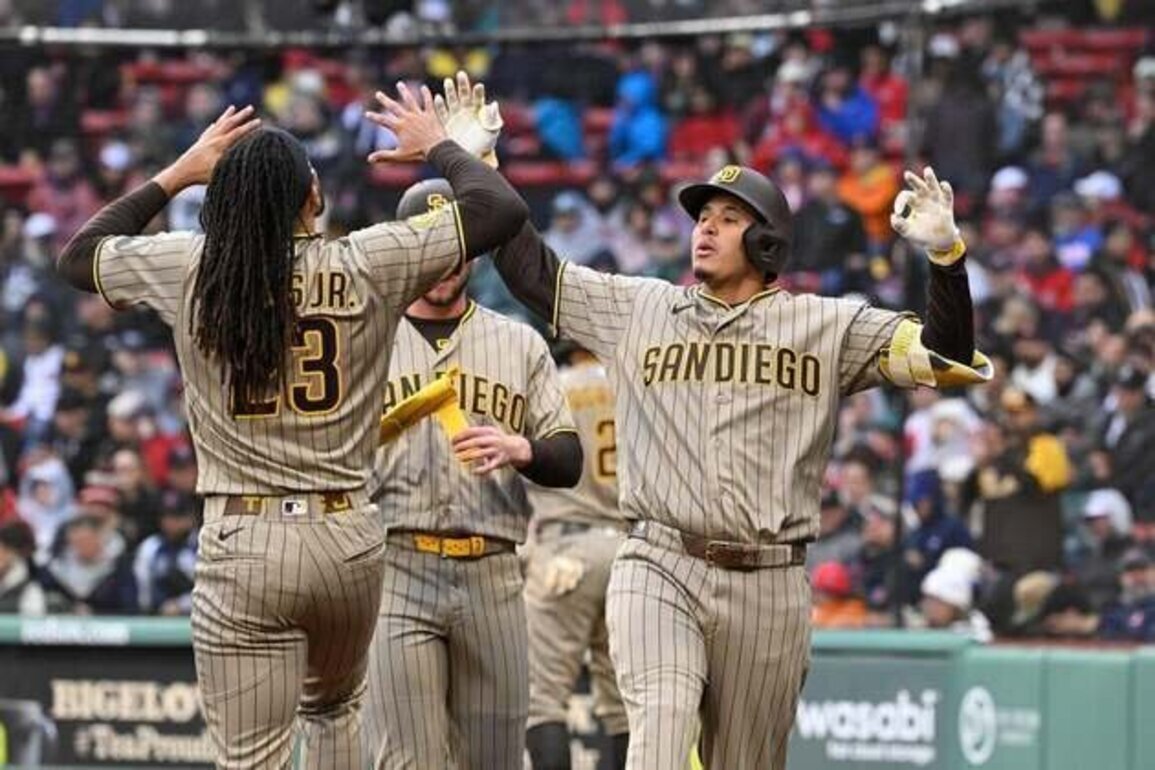 Padres' offense waking up just in time as torrid Pirates await