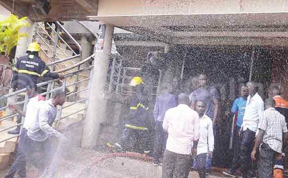 Poliisi ng’ezikkiiza omuliro. Poliisi ng’ezikkiiza omuliro.