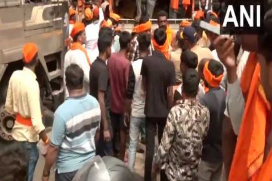 Maratha agitation: Mumbai Police arrives at Azad Maidan to vacate area following Bombay HC directive