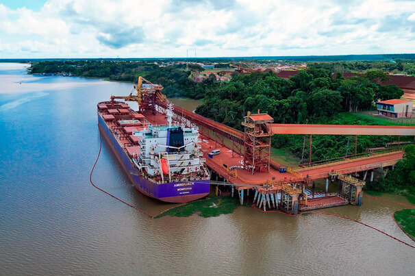 Embarque de bauxita da mina de Juruti da Alcoa, no PA