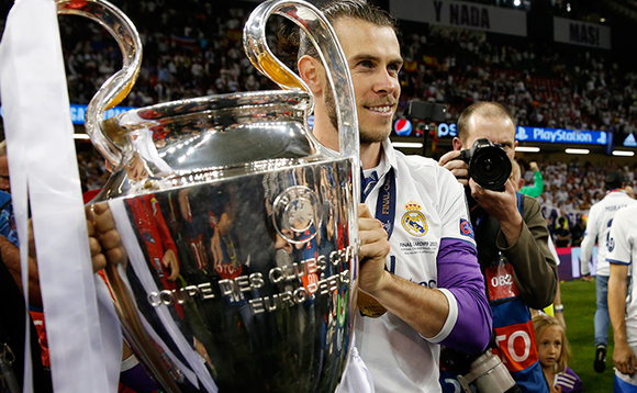 Omuteebi wa Real Madrid, Gareth Bale ng'asitudde ekikopo kye baawangula mu 2016 Omuteebi wa Real Madrid, Gareth Bale ng'asitudde ekikopo kye baawangula mu 2016
