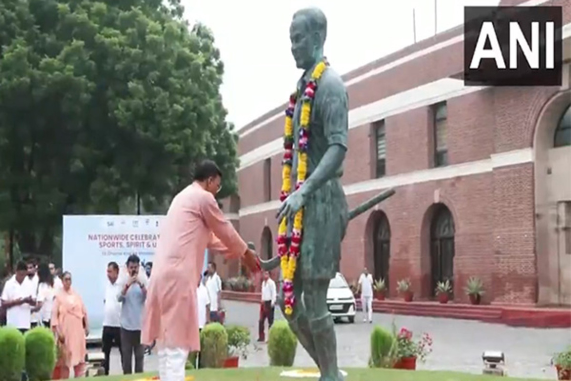 Mansukh Mandaviya pays floral tribute to Major Dhyan Chand on ocassion of National Sports Day