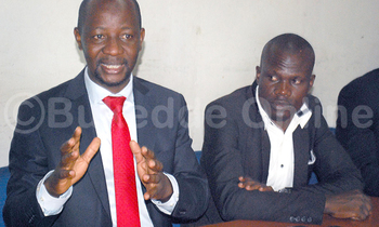 Omwogezi wa FDC Ssemujju Nganda (ddyo) n’akulira abavubuka mu FDC Idi Ouma nga bali mu lukung’ana lwa bannamawulire. Omwogezi wa FDC Ssemujju Nganda (ddyo) n’akulira abavubuka mu FDC Idi Ouma nga bali mu lukung’ana lwa bannamawulire.