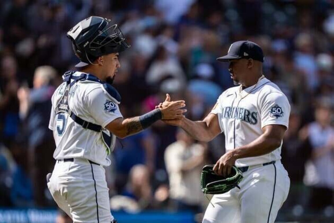 Mariners hold on for contested win over White Sox to claim series