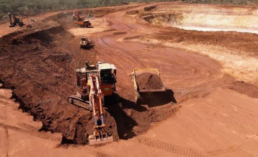 A 200t excavator is on site and prioritising bulk waste movement in the Myhree open pit. Credit: Black Cat