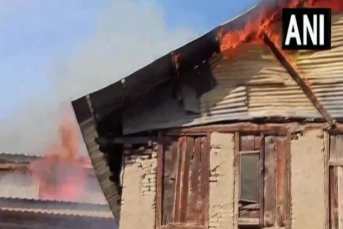J-K: Several houses gutted as fire breaks out in Anantnag