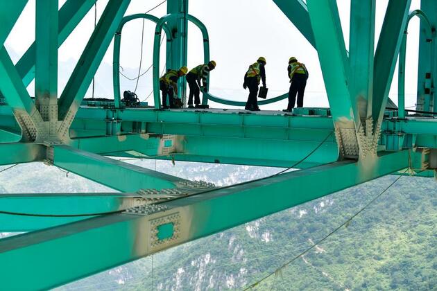 GloriousGuizhou | Tourist attractions being installed on high bridge over Huajiang Grand Canyon