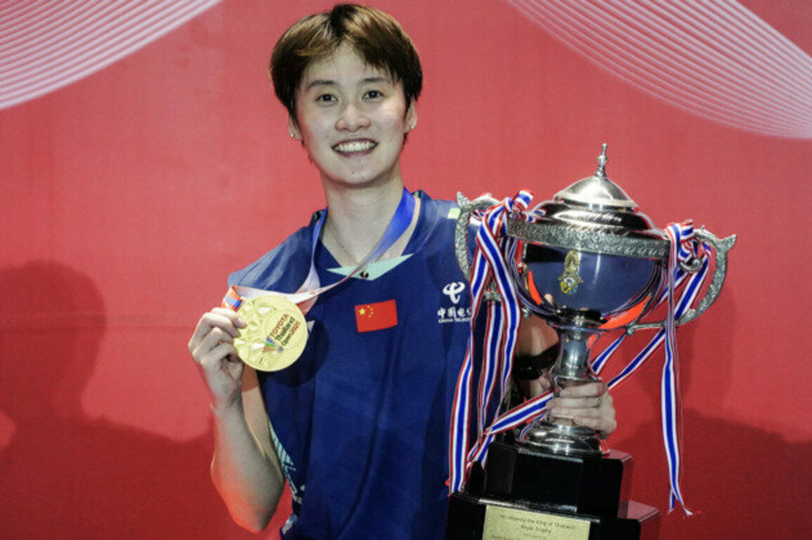 Chinese badminton players clinch two titles at Thailand Open
