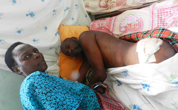 Richard Muhigwa Cosma ng'apooca e Mulago oluvannyuma lw'okukubibwa essasi mu kabina nga Poliisi egezaako okuyimriza mmotoka gye baabaddemu ddereeva n'agaana okuyimirira. Ajjanjabibwa mukazi we Jolly Balyesiza mu ddwaaliro e Mulago. EKIF: DEBORAH NANFUKA Richard Muhigwa Cosma ng'apooca e Mulago oluvannyuma lw'okukubibwa essasi mu kabina nga Poliisi egezaako okuyimriza mmotoka gye baabaddemu ddereeva n'agaana okuyimirira. Ajjanjabibwa mukazi we Jolly Balyesiza mu ddwaaliro e Mulago. EKIF: DEBORAH NANFUKA