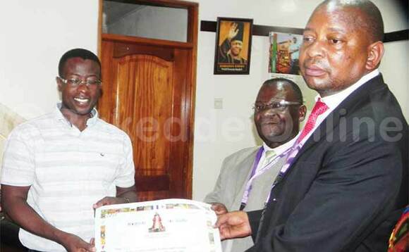 Sserunjogi ( ku ddyo) ng’akwasa JB Ssennoga satifikeeti. Sserunjogi ( ku ddyo) ng’akwasa JB Ssennoga satifikeeti.
