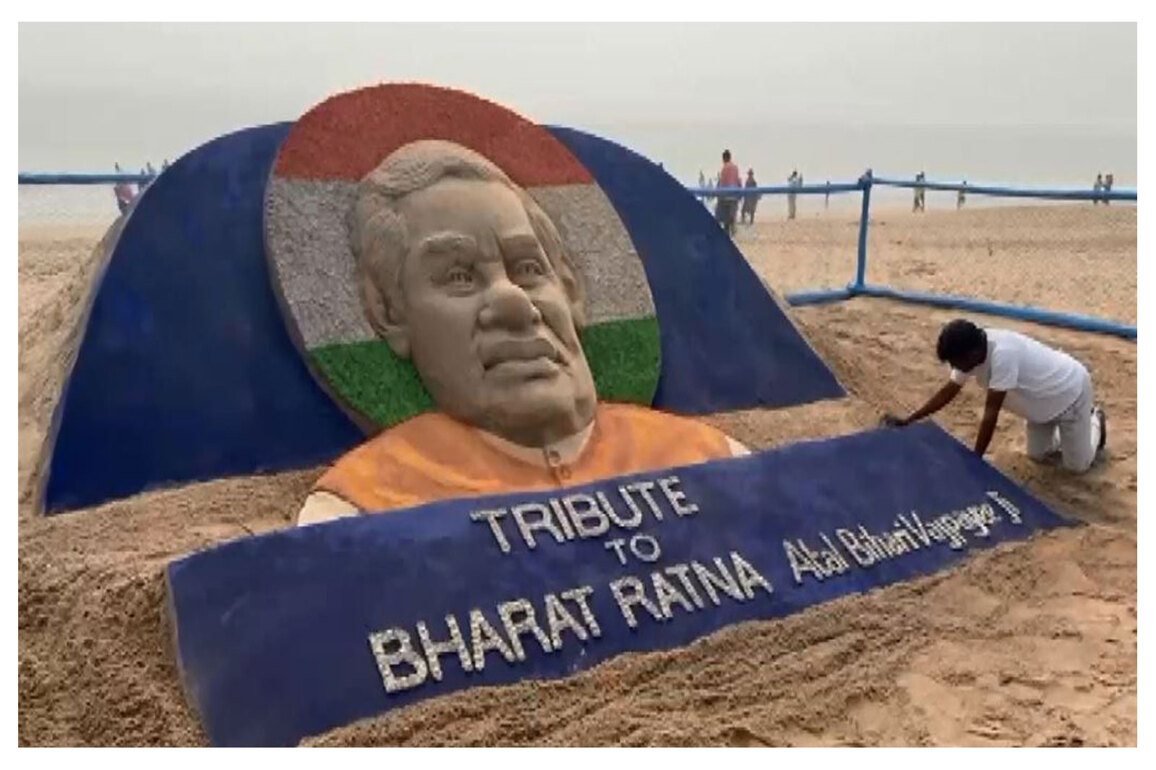 Sand artist Sudarsan Pattnaik creates sand sculpture to pay tributes to former PM Atal Bihari Vajpayee