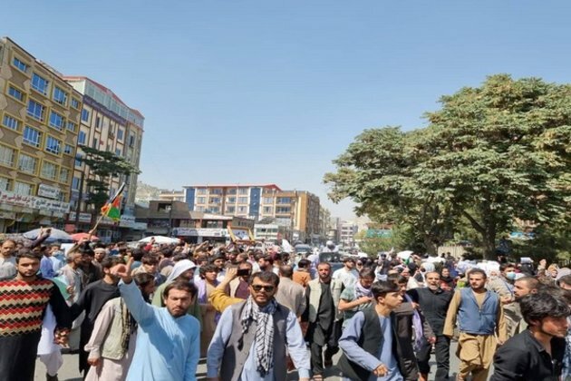 Poeple protest after been ordered to vacate home
