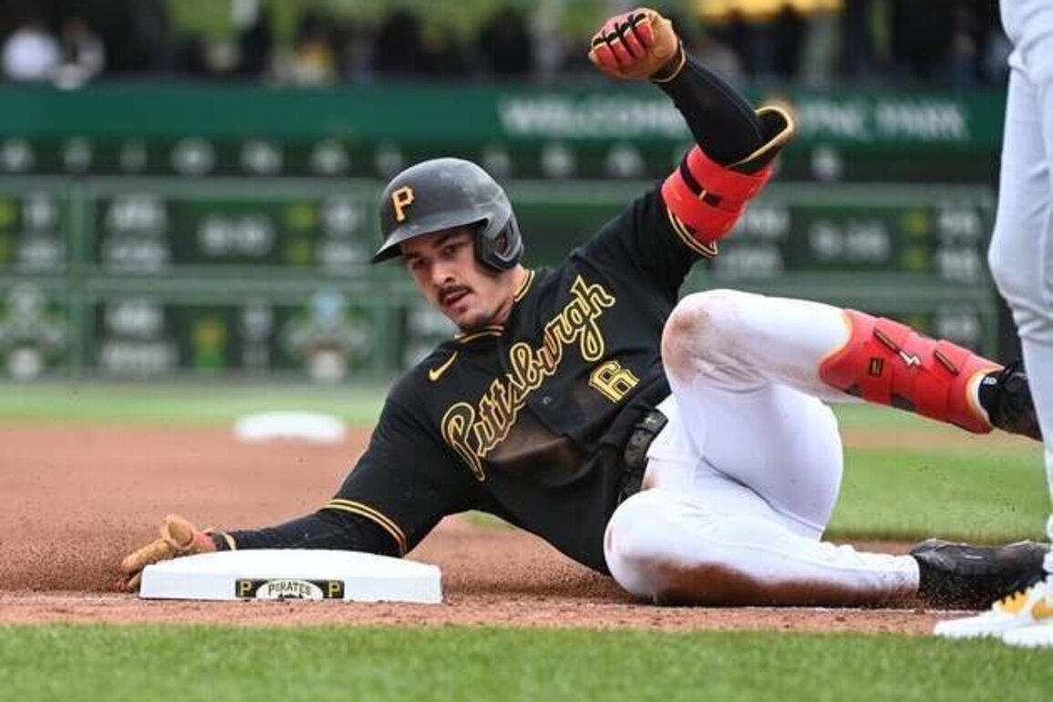 Pirates wreck Reds with early scoring outbursts