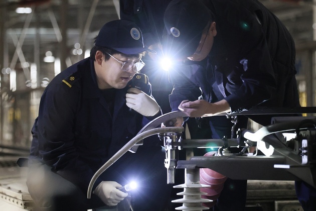 ChineseToday | Bullet train maintenance worker safeguards Spring Festival travel rush