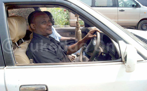 Bangi abavuga mmotoka za otomatiki bamanyi kutereeza, naye ng’obubonero bw’oku nguudo n’enneeyisa tebabimanyi. Bangi abavuga mmotoka za otomatiki bamanyi kutereeza, naye ng’obubonero bw’oku nguudo n’enneeyisa tebabimanyi.