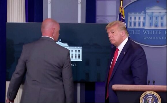 Omukuumi ng'atwala Trump Omukuumi ng'atwala Trump