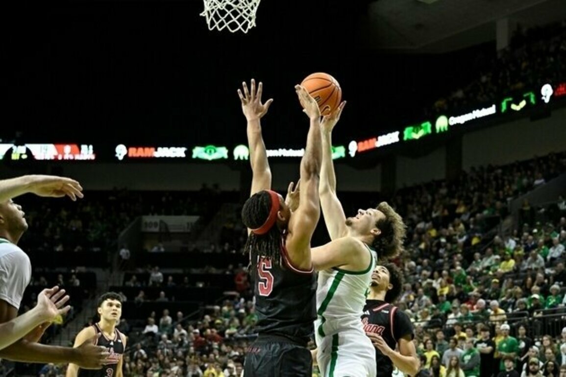 Closing spree sends streaking Oregon past Indiana