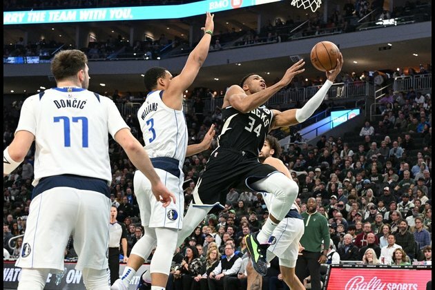 Giannis Antetokounmpo pours in 40 to carry Bucks past Mavericks