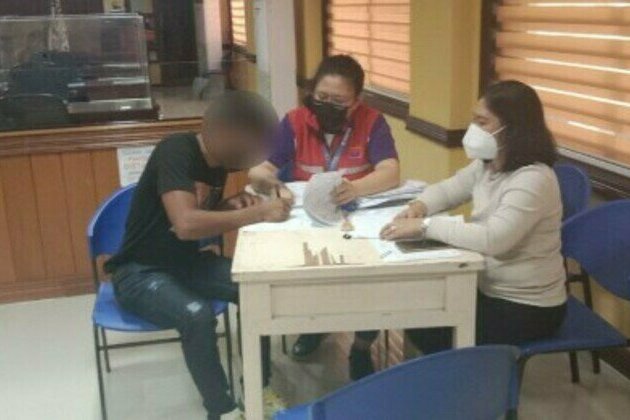 16 ex-NPA rebels in Aurora receive gov't cash aid