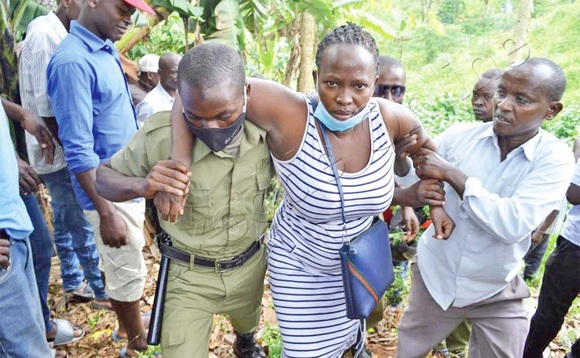 Poliisi n’abatuuze b’e Kitega nga bayamba omukazi mmotoka gwe yawabyeko. Poliisi n’abatuuze b’e Kitega nga bayamba omukazi mmotoka gwe yawabyeko.