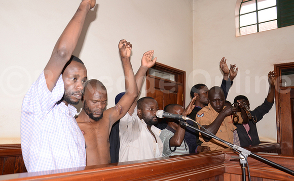 Abamu ku basibwe abagambibwa okutta Kaweesi nga balaga enkovu ezaabatuusibwako mu kkomera olw'okutulugunya Abamu ku basibwe abagambibwa okutta Kaweesi nga balaga enkovu ezaabatuusibwako mu kkomera olw'okutulugunya